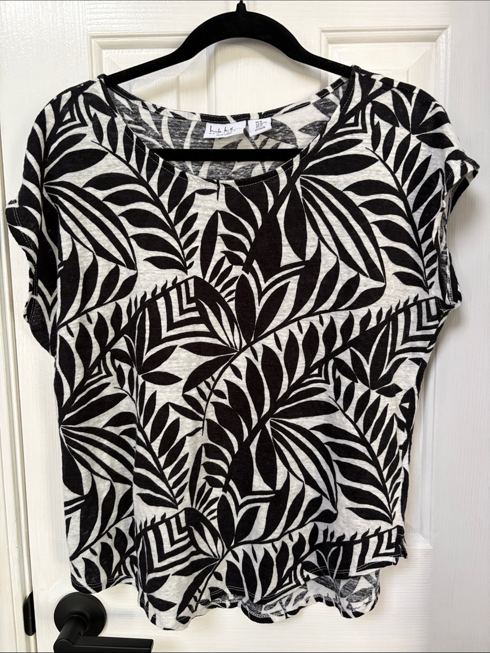 Nicole Miller Black & White Leaf-Print Short Sleeve Tee
